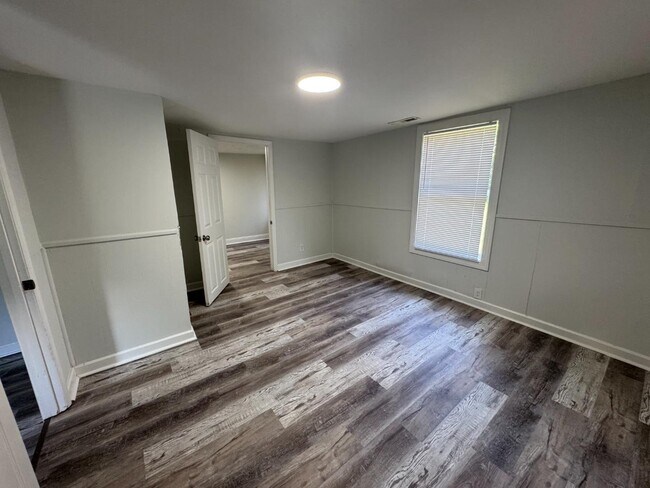 Building Photo - 5163 Clifton Dr