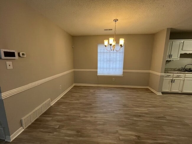 Building Photo - Renovated 2 Bedroom 2 Bath Home for Rent!