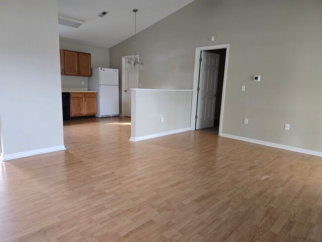 Building Photo - 3 bed 2 bath