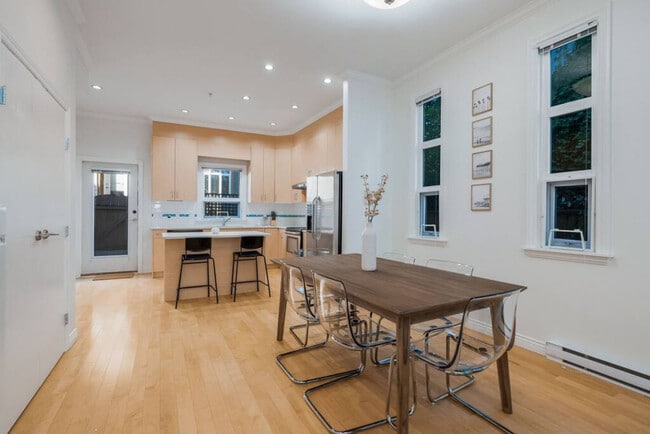 Building Photo - 8473 Cambie St.