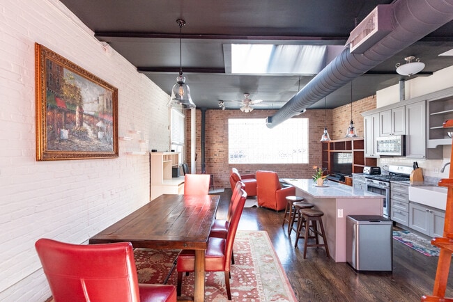 Building Photo - 1212 W Belmont Ave