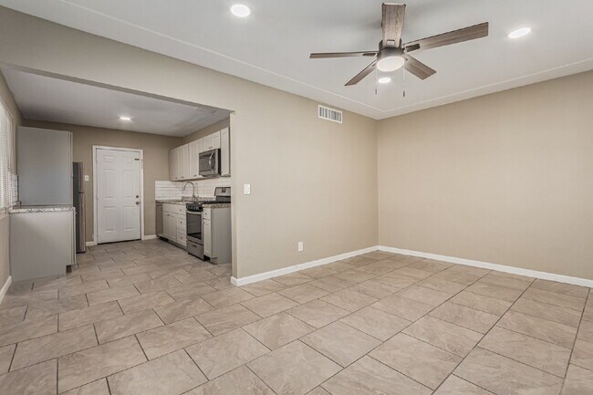 Building Photo - Central and comfortable, large, 2 bed / 2 bath.