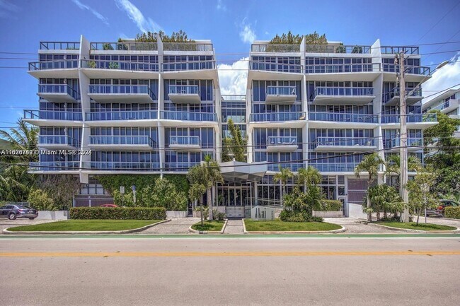 Building Photo - 9940 W Bay Harbor Dr