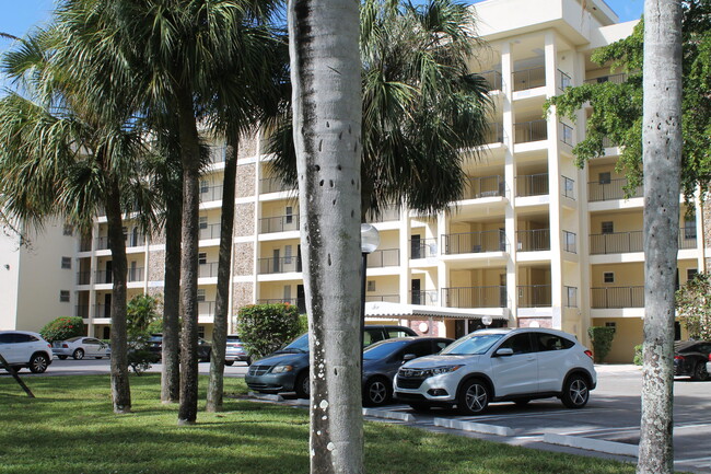 Foto del edificio - 2751 N Palm Aire Dr