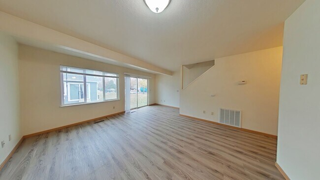 Foto del edificio - Beautiful 3 Bedroom 1.5 bath with attached...