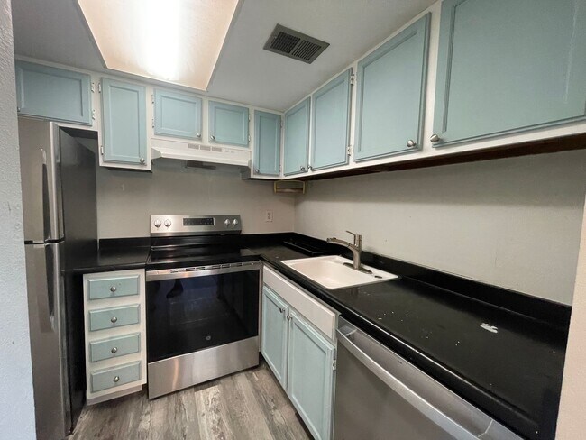 Foto del edificio - Charming 2-Bed, 2-Bath Condo in Prime Loca...
