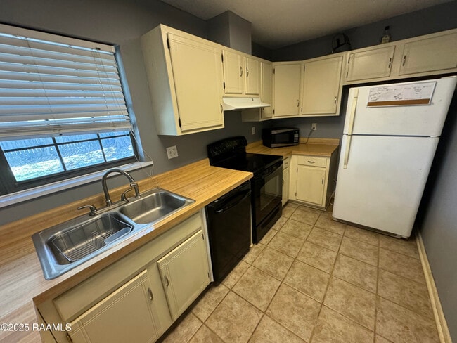 Foto del edificio - 107 Village Ln