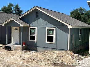 Building Photo - 494 Valley View St