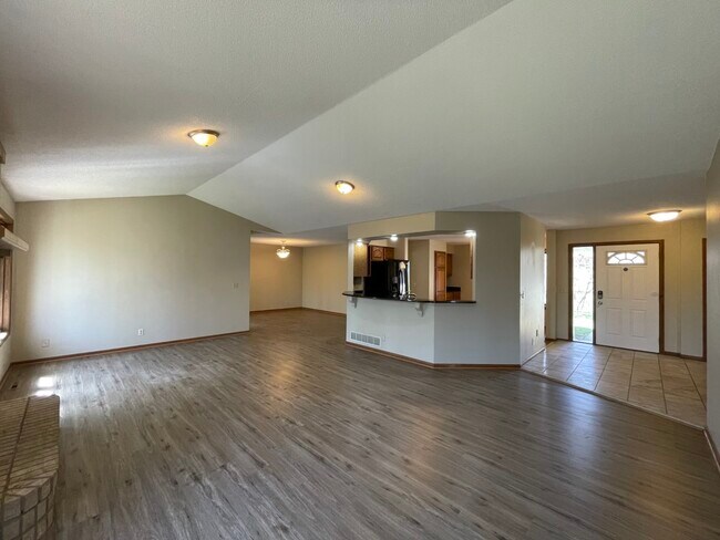 Building Photo - 1456 McKnight Rd N
