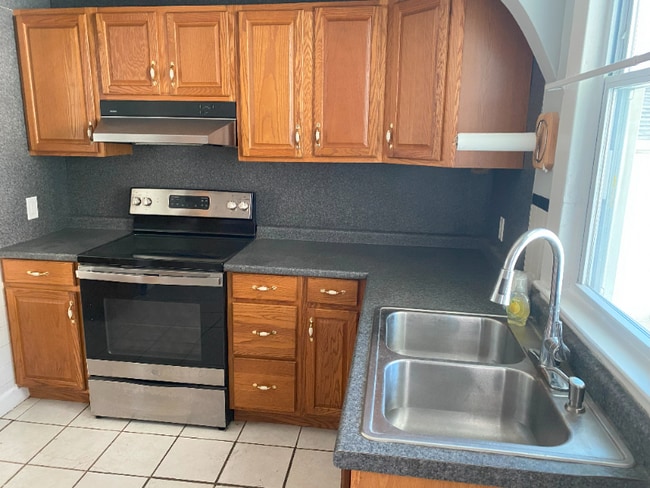 Building Photo - 605 Larch St