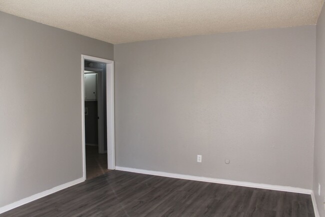 Building Photo - 2 bd 1 ba