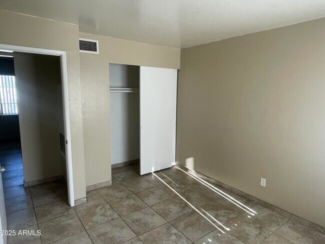 Foto del edificio - 1222 E Mountain View Rd