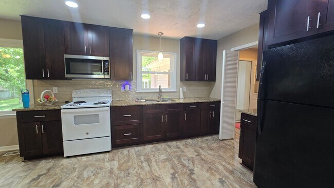 Building Photo - 650 E Raynor Dr