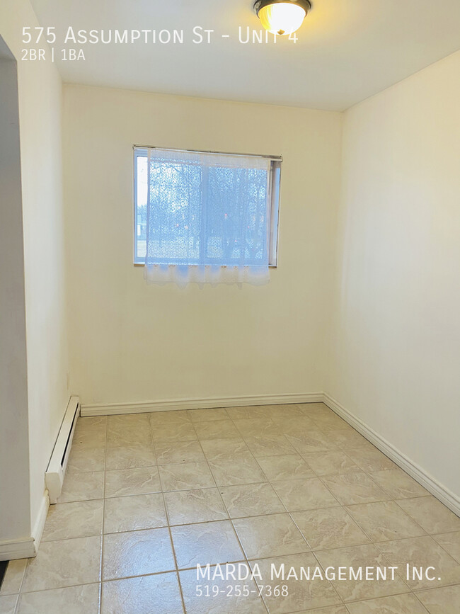 Building Photo - SPACIOUS 2BEDROOM/1BATHROOM SUITE IN DOWNT...