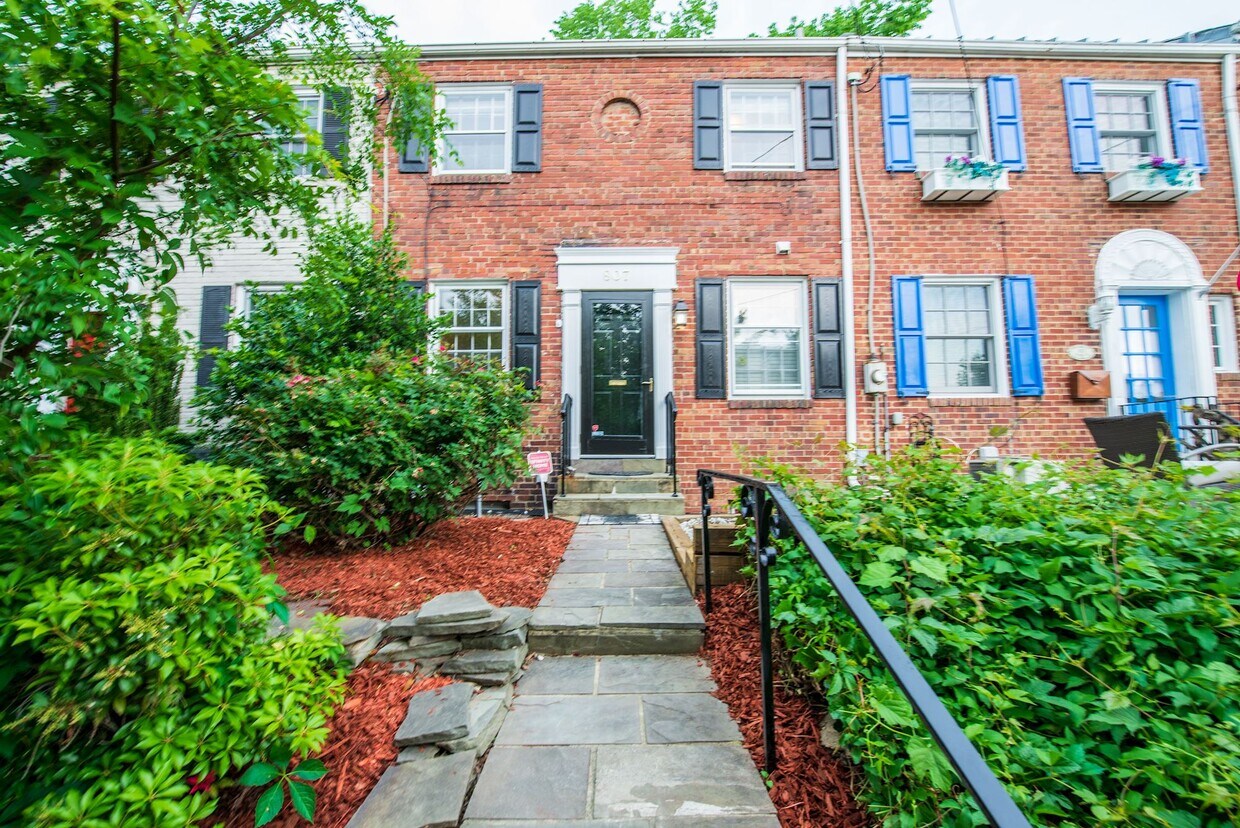 Beautifully landscaped front entrance - 807 2nd St