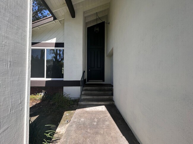 Foto del edificio - Spacious 4 Bed House in Hills of Westbluff...