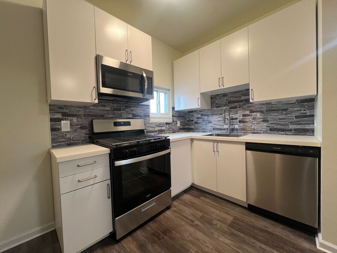 Updated 2BR Apartment Now Showing! - Updated 2BR Apartment Now Showing!