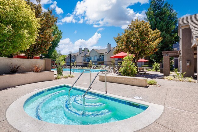 Foto del edificio - Larkspur Woods Apartment Homes