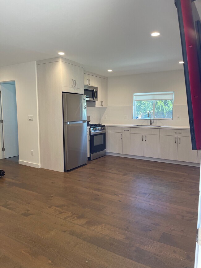 Cocina y comedor - 7831 Sadring Ave