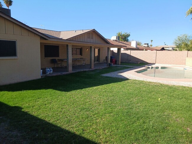 Building Photo - 1906 E Sesame St