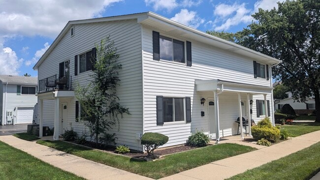 Building Photo - 10S442 Echo Ln