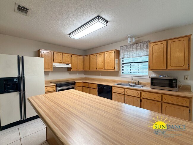 Building Photo - Bright & Open 3-Bedroom Home with great Floorplan in Mary Esther!