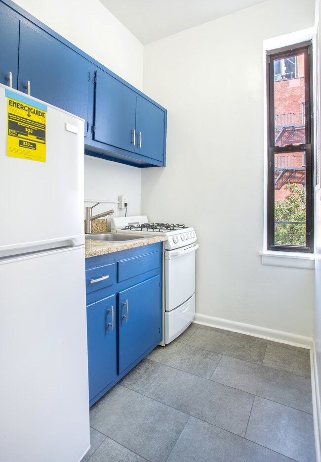 Building Photo - 200 E 75th St