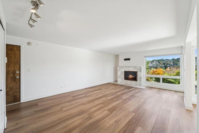 Building Photo - 2 bedroom in Seattle WA 98199