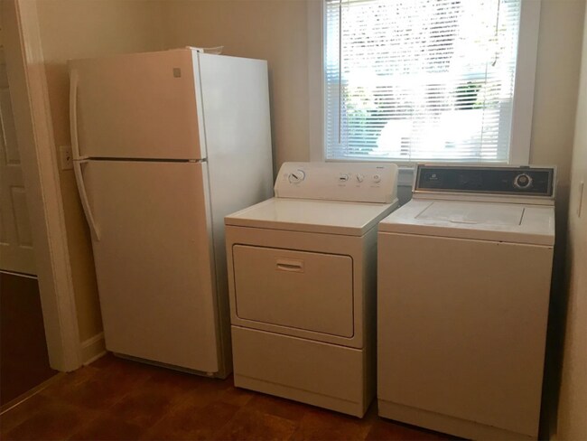 Foto del edificio - Beautiful 2 Bedroom 1 Bathroom Home with Spacious Living and Backyard