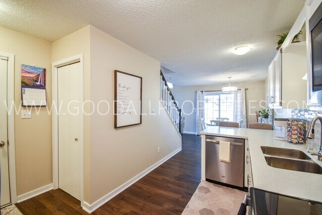 Foto del edificio - Two Bedroom, 2 Bath Corner Townhome in Wes...