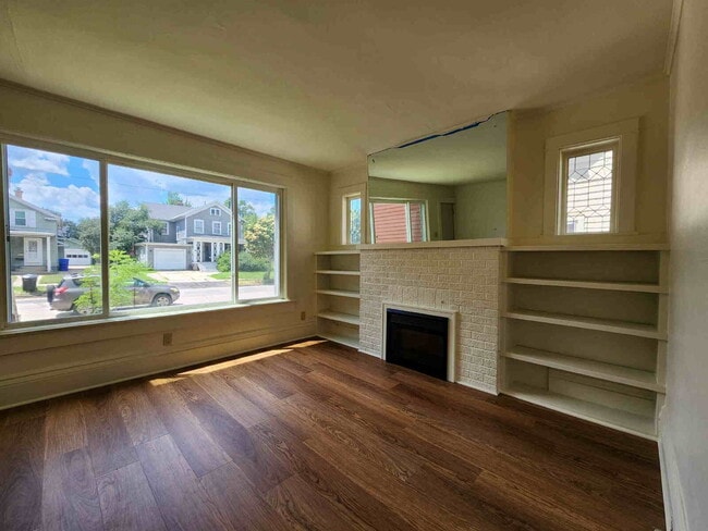 Building Photo - Bright Lower Apt with HIGH ceilings