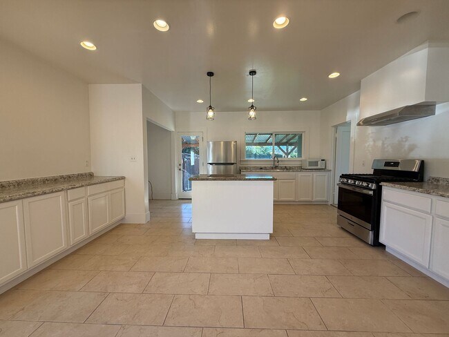 Foto del edificio - Charming Campbell 3 Bedroom 1 Bath Home with Backyard and Basement