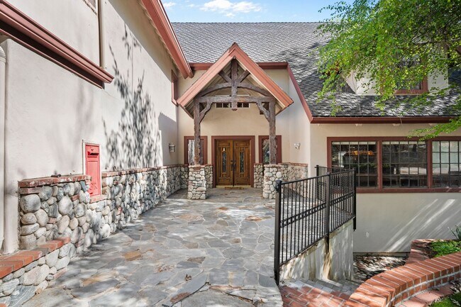 Foto del edificio - Brilliant Tavern Bay Home