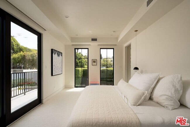 Foto del edificio - 730 Westbourne Dr