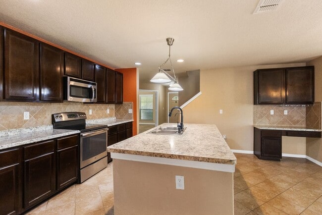 Building Photo - 4 Bedroom/3.5 Bath Northeast Crossing Subdivision