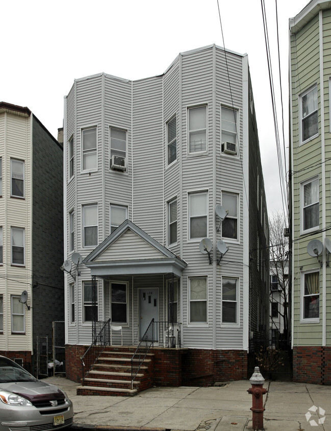 Foto principal - 156 Highland Ave