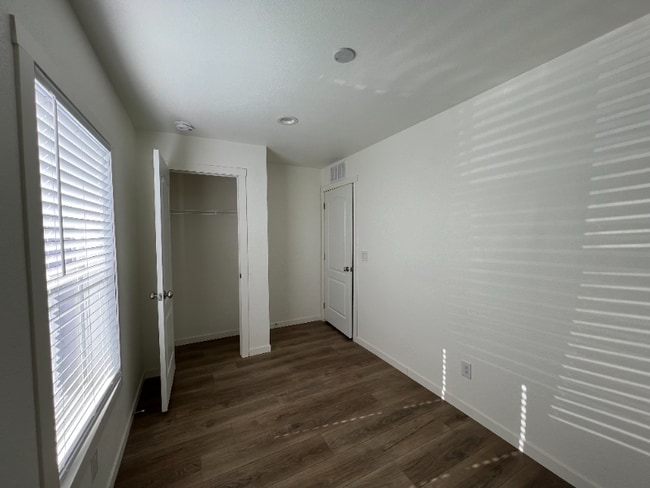 Foto del edificio - 2000 E Frontier Ave