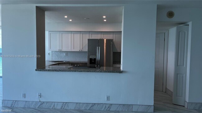 Foto del edificio - 2 br, 2 bath Condo - 2655 Collins Ave Apt ...