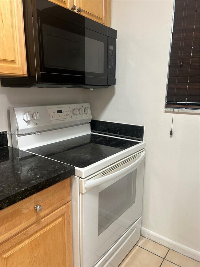 Building Photo - 17255 SW 95th Ave