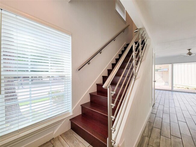 Building Photo - 6350 Chevy Chase Dr