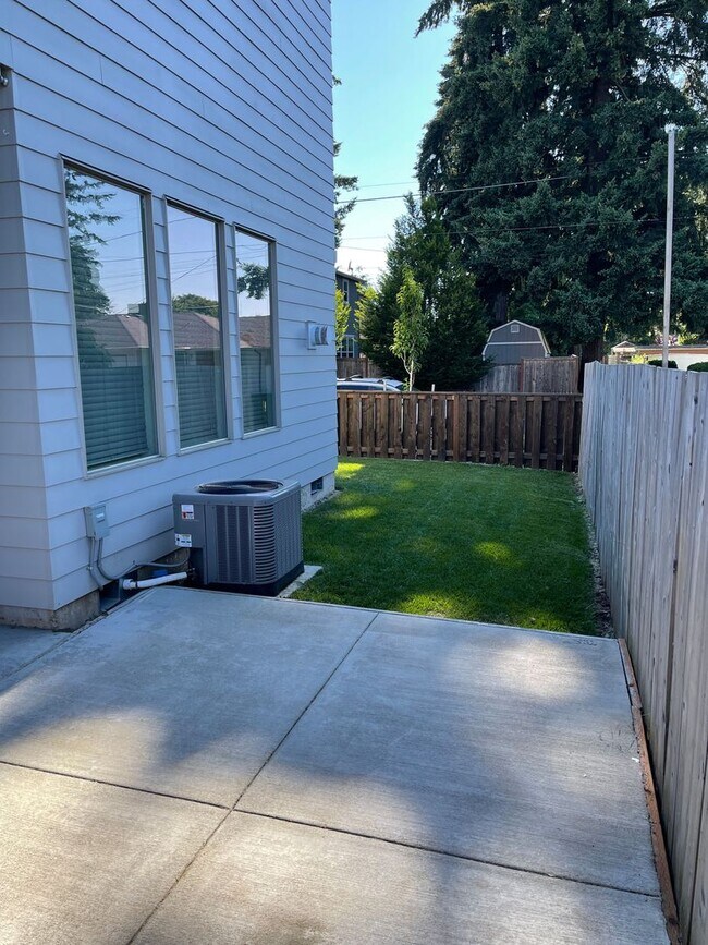 Building Photo - 5462 SE 57th Ave