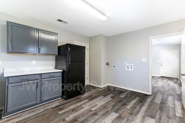 Building Photo - 4822-4824 Dodt Ave