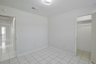 Building Photo - 2311 Old Oak Ln