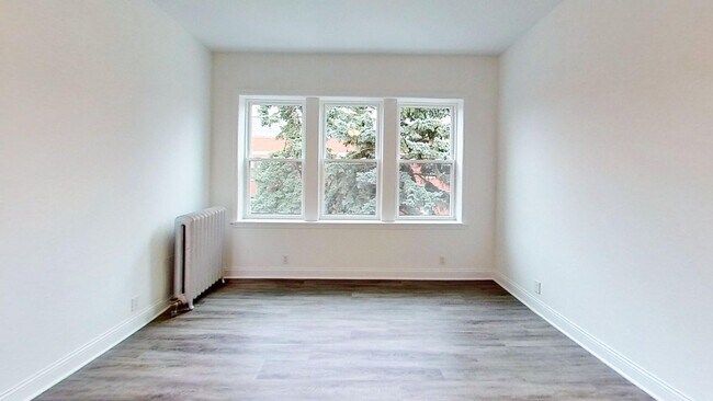 Interior Photo - 734-44 W. Aldine