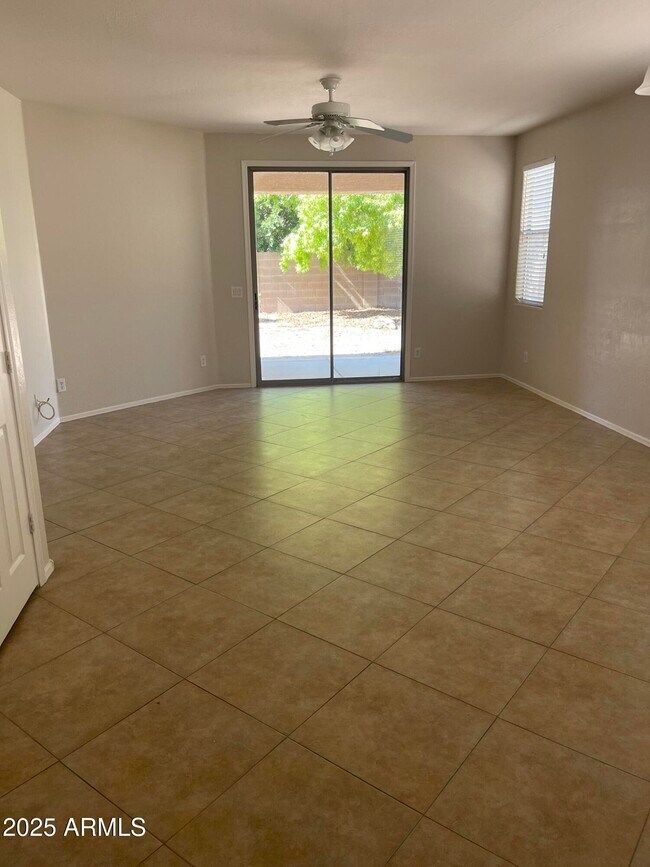 Building Photo - 1528 E Mia Ln
