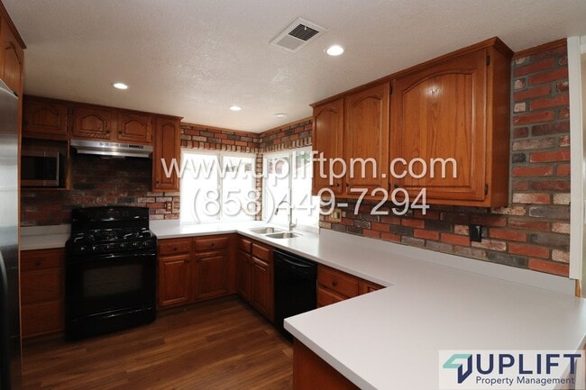 Building Photo - 4 Bed 3 Bath House in Spring Valley w/ Was...