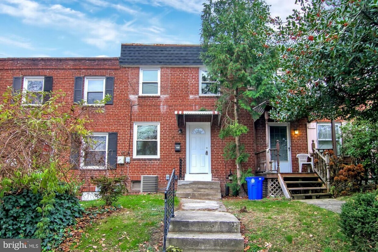 Foto principal - Coming Soon - Cozy 2 Bedroom, 1 Bath Townh...