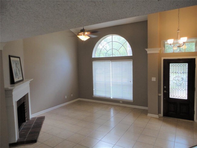 Building Photo - 6927 Woodside Dr