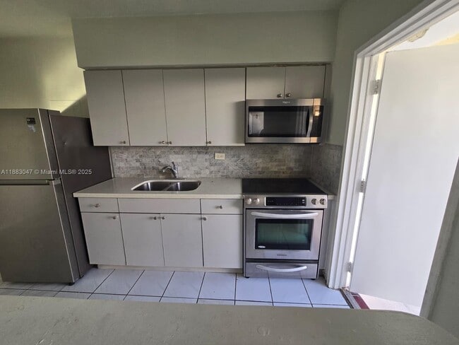 Foto del edificio - 71 NW 76th St