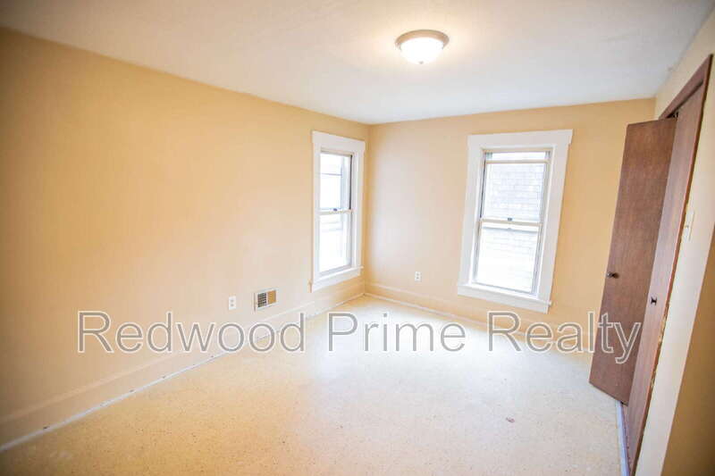 Building Photo - 534 Russell Ave